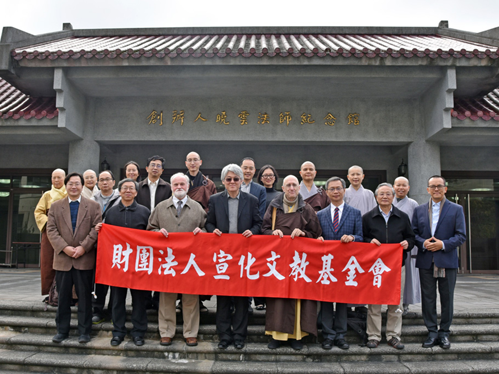 法界佛教大學師長來訪 高校長致贈古琴