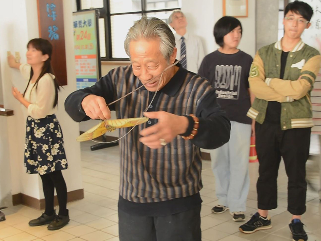 曹雪芹風箏國家級傳承人孔令民先生蒞校示範風箏作法