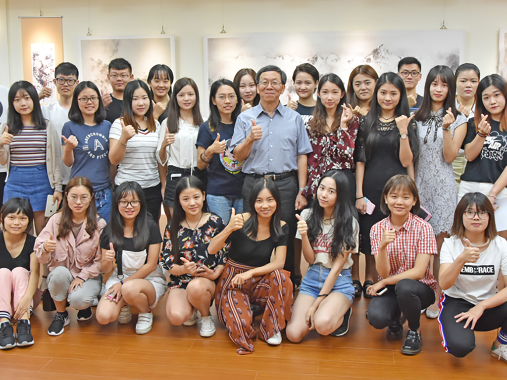 華梵國際生報到