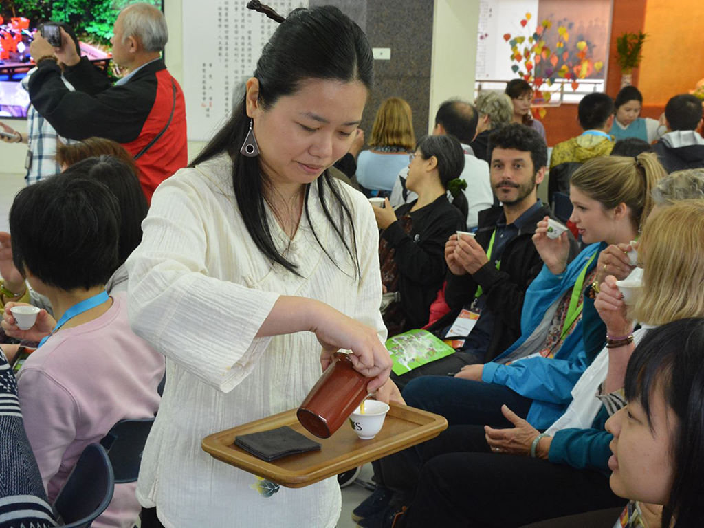 螢火蟲國際專家學者 體驗華梵「生態茶席文化之旅」