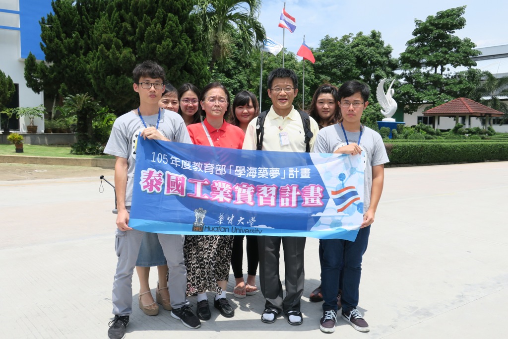 機電工程學系林靖國教授(右四)赴德國關心在FSP Power Solution 公司實習的機電工程學系同學施秉宏(左二)、莊博凱(右三)、黃祥晏(右二)。