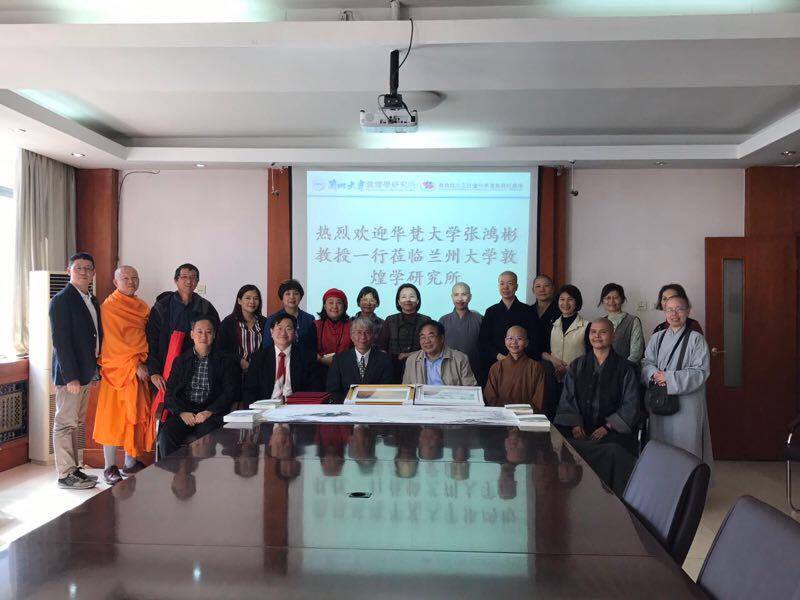 華梵大學文學院長張鴻彬教授與蘭州大學歷史學院院長暨敦煌研究所所長鄭炳林教授簽訂合作協定。