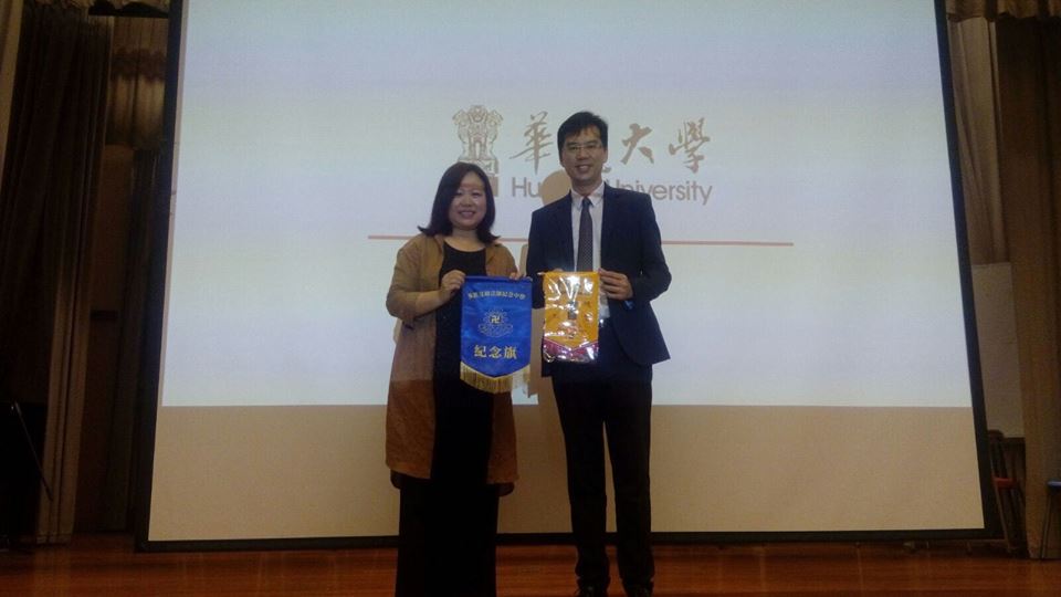 國際事務金敏玲主任(左)與香港佛教茂峰法師紀念中學陳志維校長(右)。