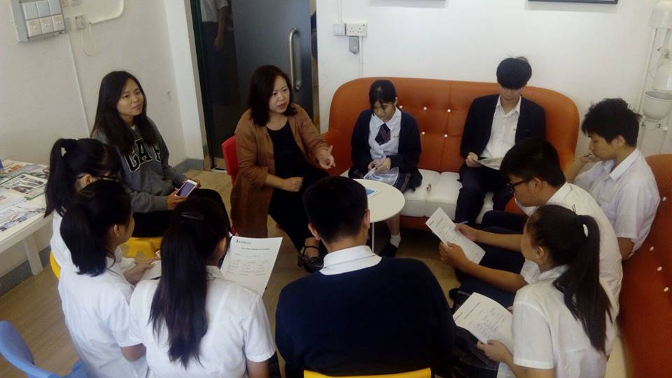 國際事務金敏玲主任對有意申請前往台灣升學的中六生進行本校獨立招生申請方式及細節講解。