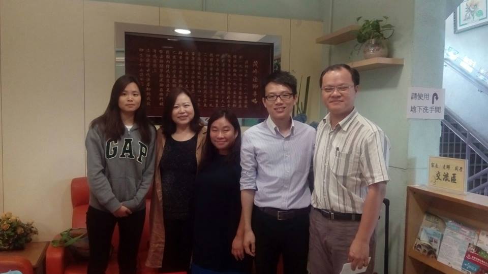 國際事務金敏玲主任(左二)與香港佛教茂峰法師紀念中學升學輔導高紅懿老師(中)及陳耀森老師(右二)合影。