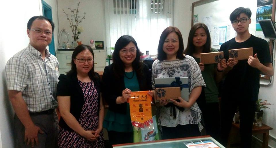 香港聖公會蔡功譜中學康翠顏老師(左2)、香港聖公會蔡功譜中學林玉琪校長(左3)、華梵大學國際事務金敏玲教授(右3)、高偉穎組長(左1)、建築學系巫穎珊同學(右2)、哲學系李卓勳同學(右1)