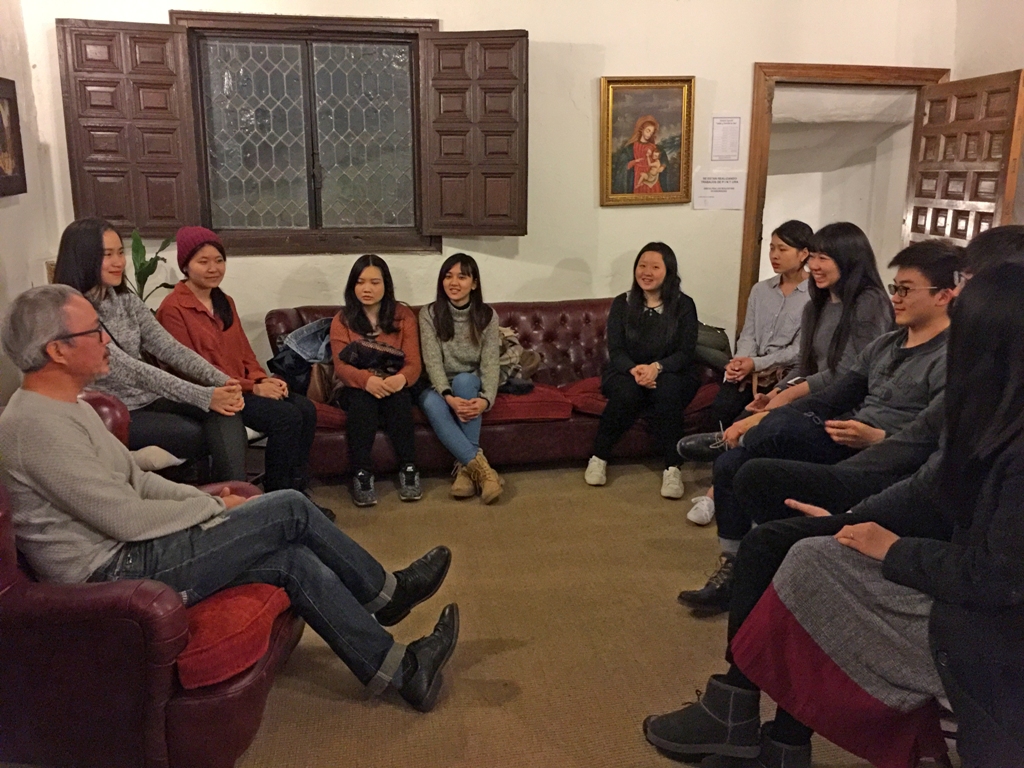 蔡主任與在西班牙交換的15位華梵同學聚會，關心同學們的生活及學習情形。