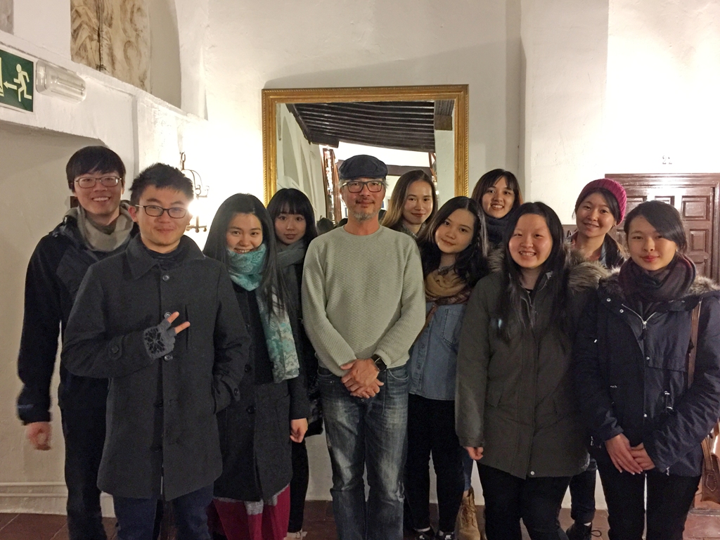 蔡主任與在西班牙交換的華梵同學合影。