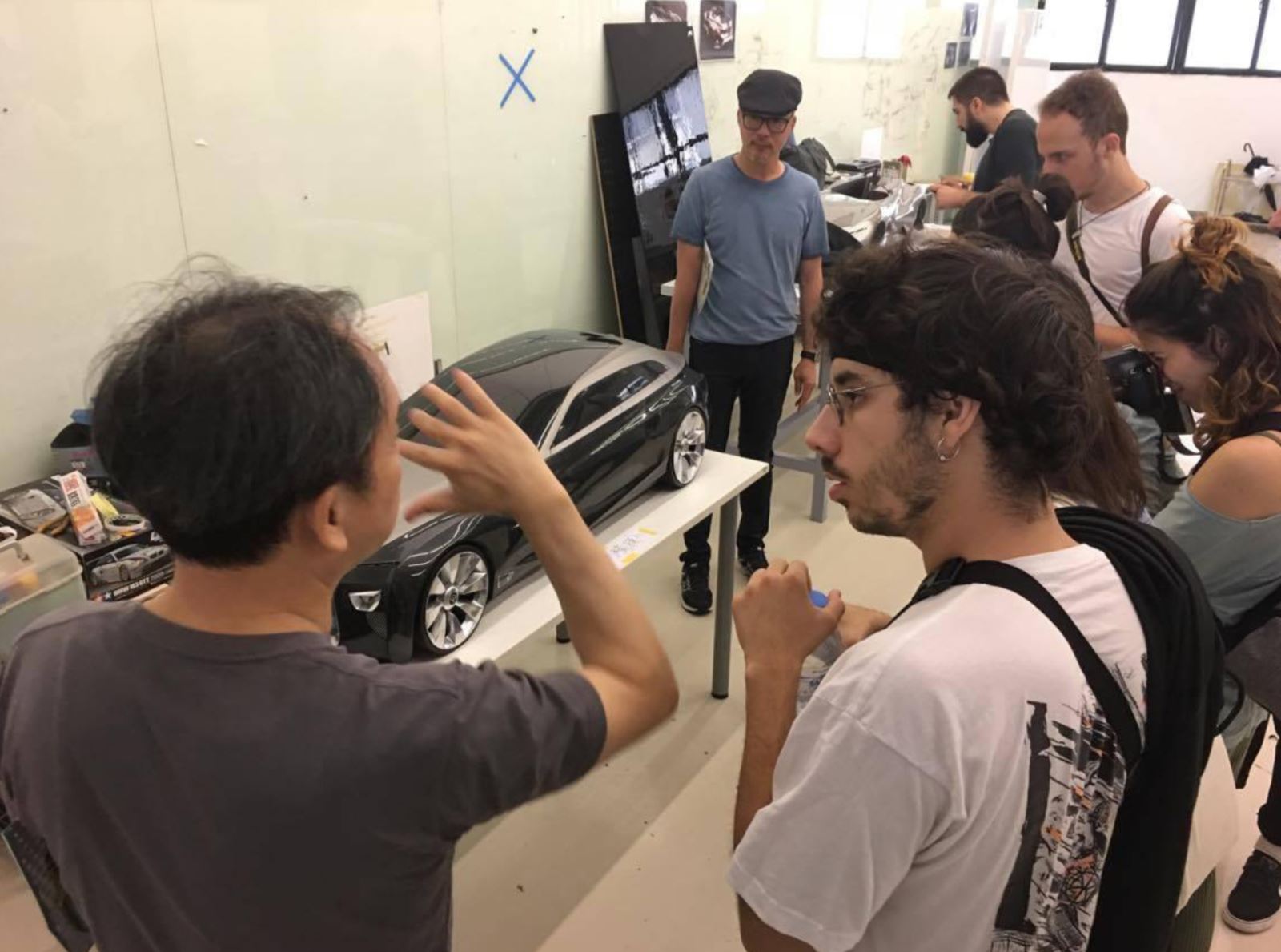 藝術設計學院吳俊杰院長導覽參觀工業設計學系交通工具設計組。