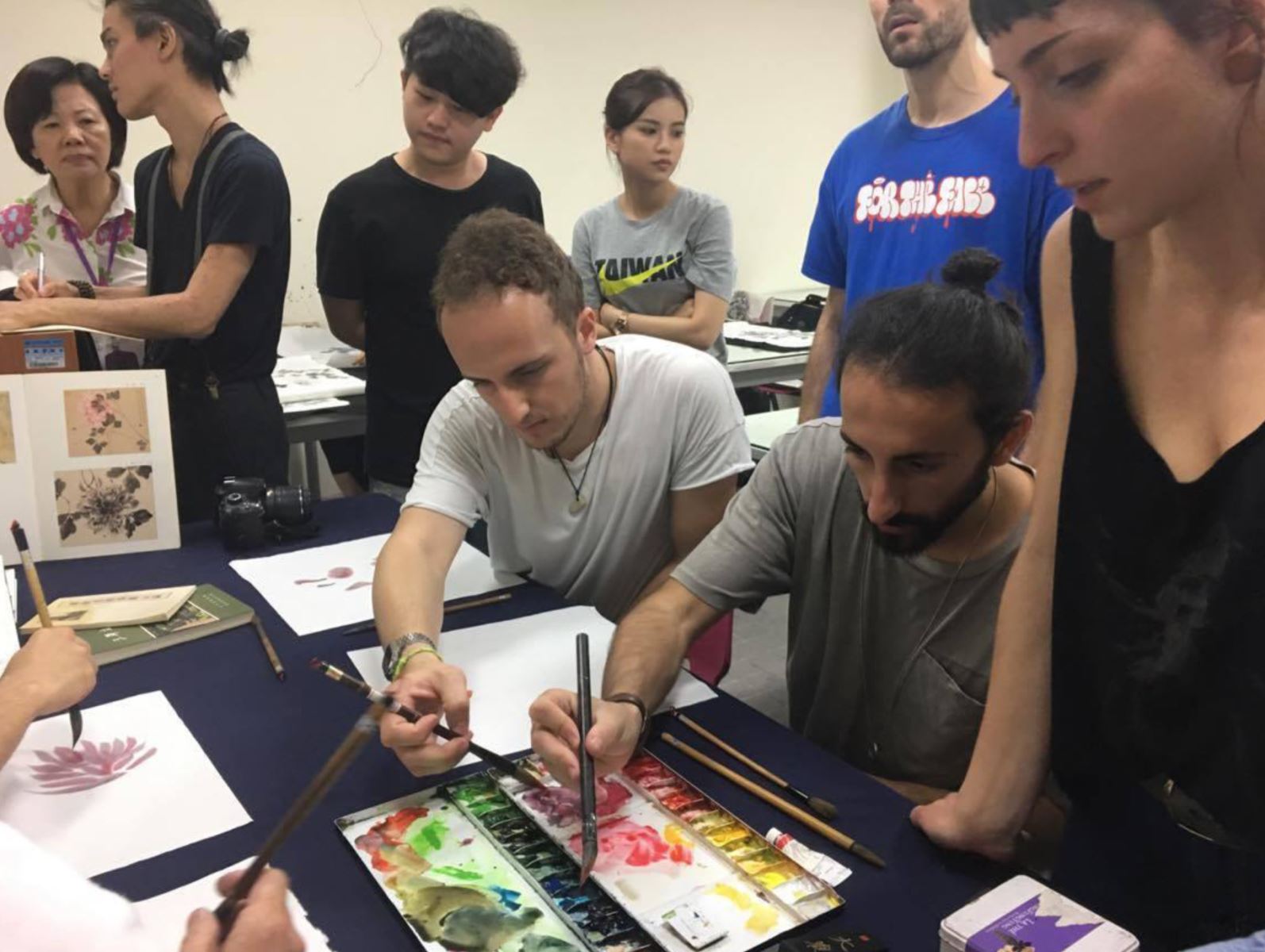 西班牙同學們參與體驗美術與文創學系水墨繪畫課程。