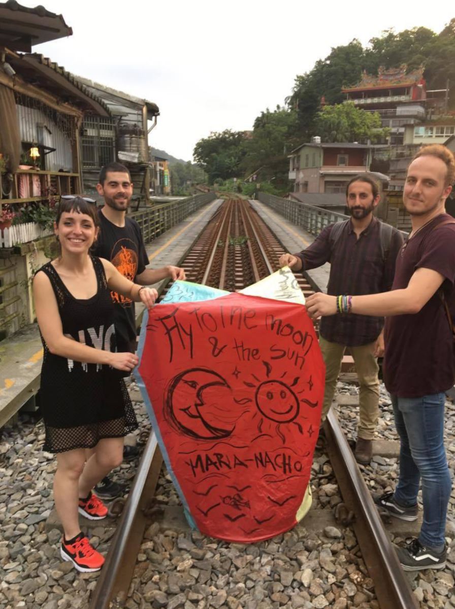 西班牙同學們體驗平溪放天燈。