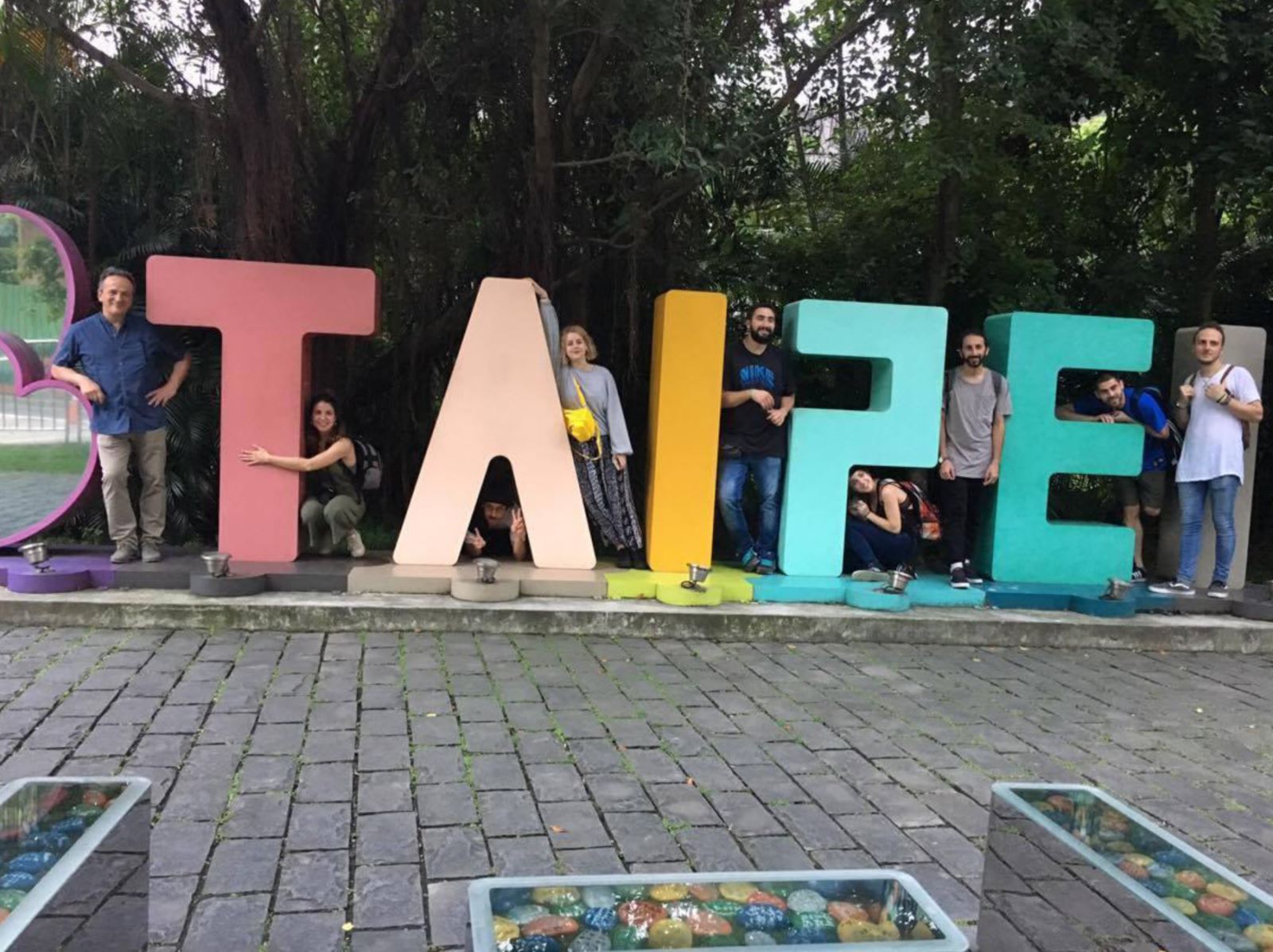 西班牙同學們參觀松菸文創園區。