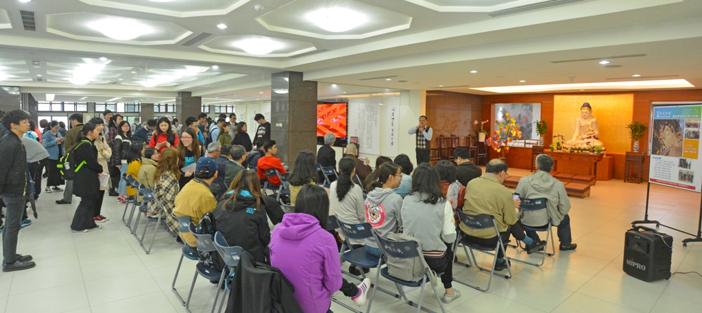 國際學習交流週成果展示於圖資大樓五樓舉行,共計有8團設攤展示成果,吸引許多師生前往參觀。