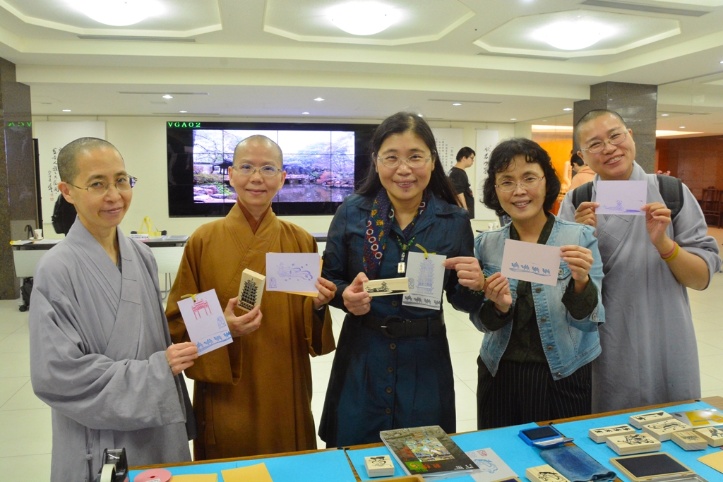 佛教系暨東研所「敦煌石窟敦煌石窟解秘與探尋」成果展示,學生師生們開心合照。