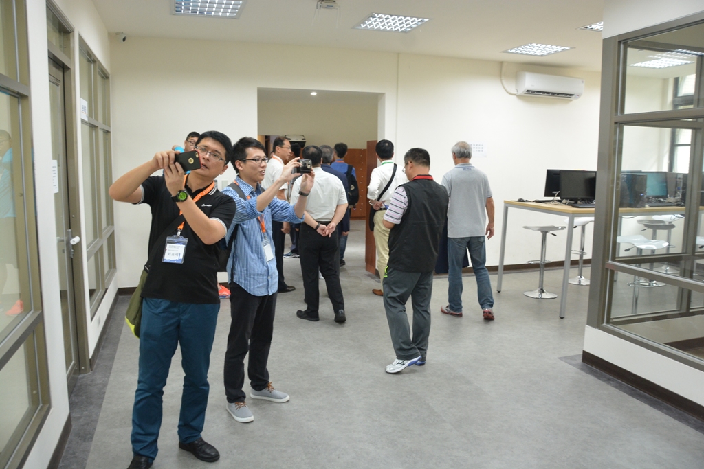 香港佛教聯合會會屬中學及友校台灣參訪團貴賓們參觀學生宿舍。