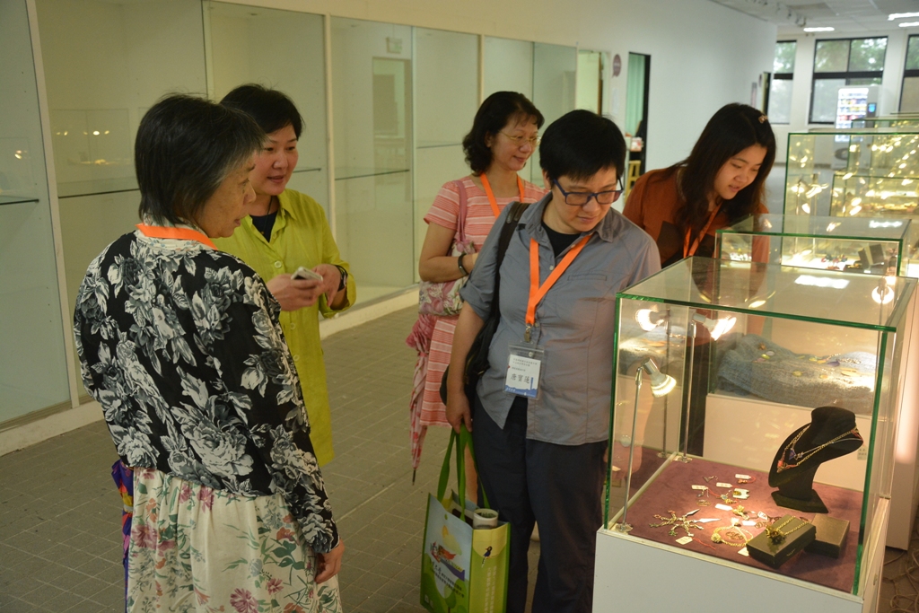 香港佛教聯合會會屬中學及友校台灣參訪團貴賓參觀美術與文創學系學生作品。