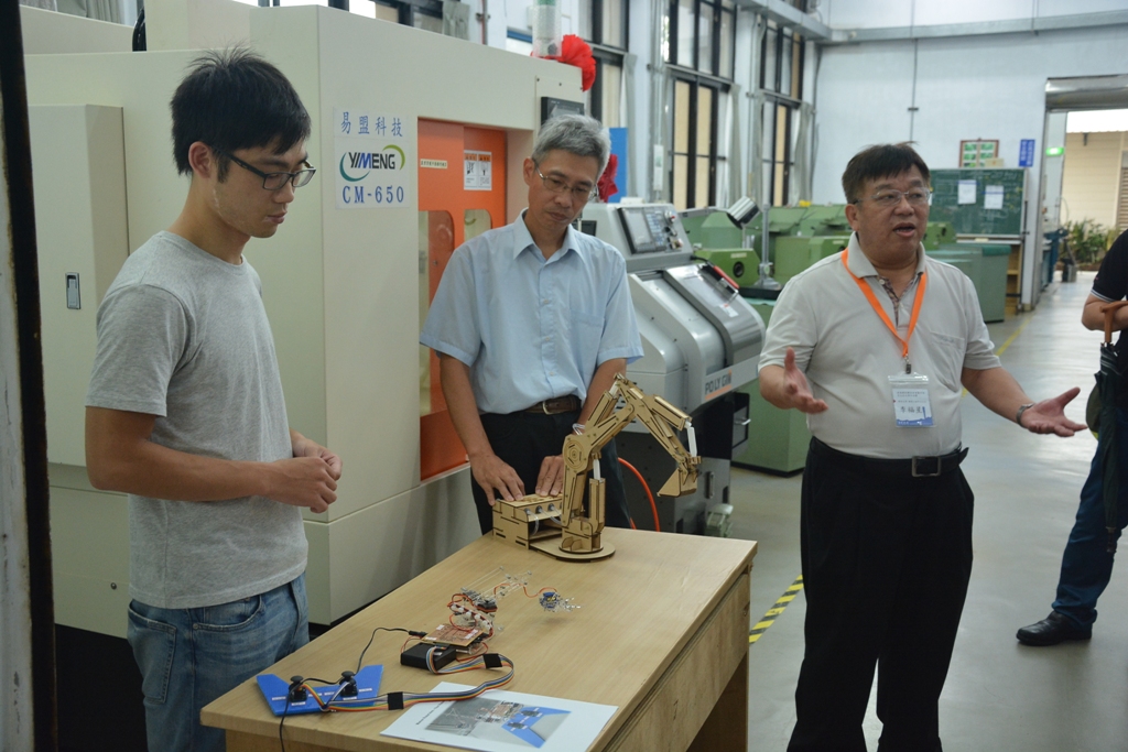 香港佛教聯合會會屬中學及友校台灣參訪團貴賓參觀校實習工廠，由機電工程學系李福星主任導覽。
