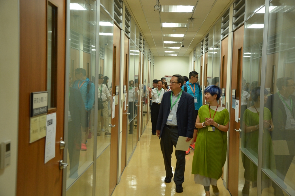 香港佛教聯合會會屬中學及友校台灣參訪團貴賓參觀圖書資訊大樓研究室。