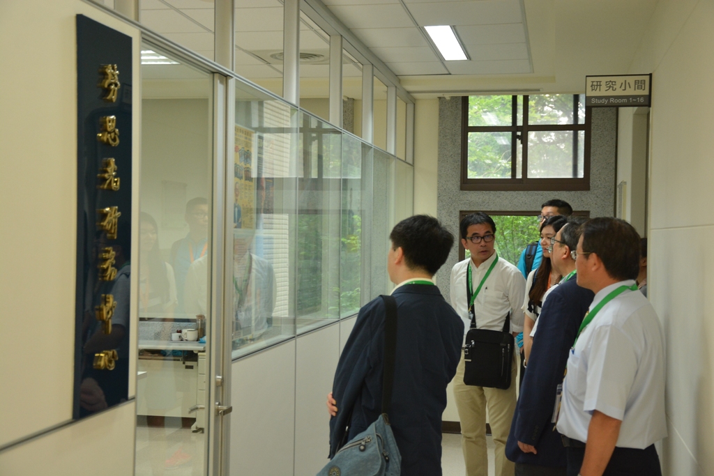 香港佛教聯合會會屬中學及友校台灣參訪團貴賓參觀勞思光研究中心。