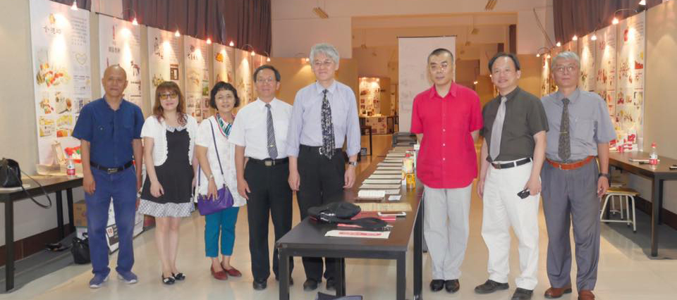 高校長一行參觀山西傳媒學院學生作品展。