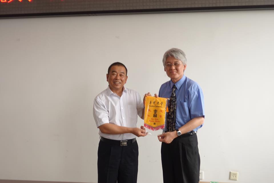 7月4日高柏園校長一行拜訪太原工業學院，高柏園校長(右)致贈學校錦旗給太原工業學院霍世平校長(左)。