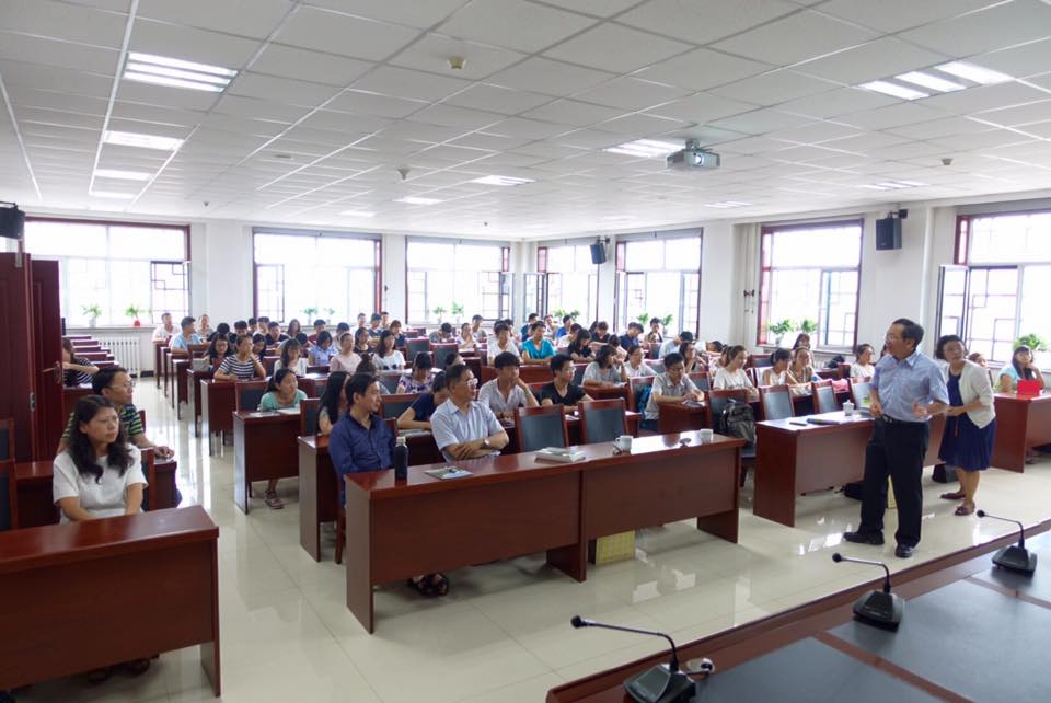 高柏園校長與簡江儒主任秘書等師長與太原工業學院機械系、電子系、計算機系、外語系、經濟與管理系、設計藝術系師生進行座談。