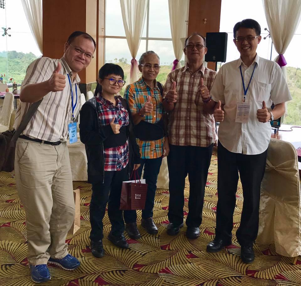 (左至右)華梵大學國際事務高偉穎組長、準中文系新生曾幕孃、準中文系新生曾幕孃的父母、華梵大學教務處招生組邱奕達組長