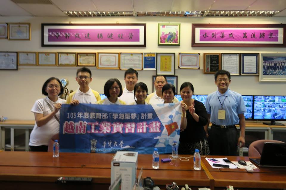 機電工程學系的王璿傑、黃品皓、康容慈同學在越南信統電產公司實習。