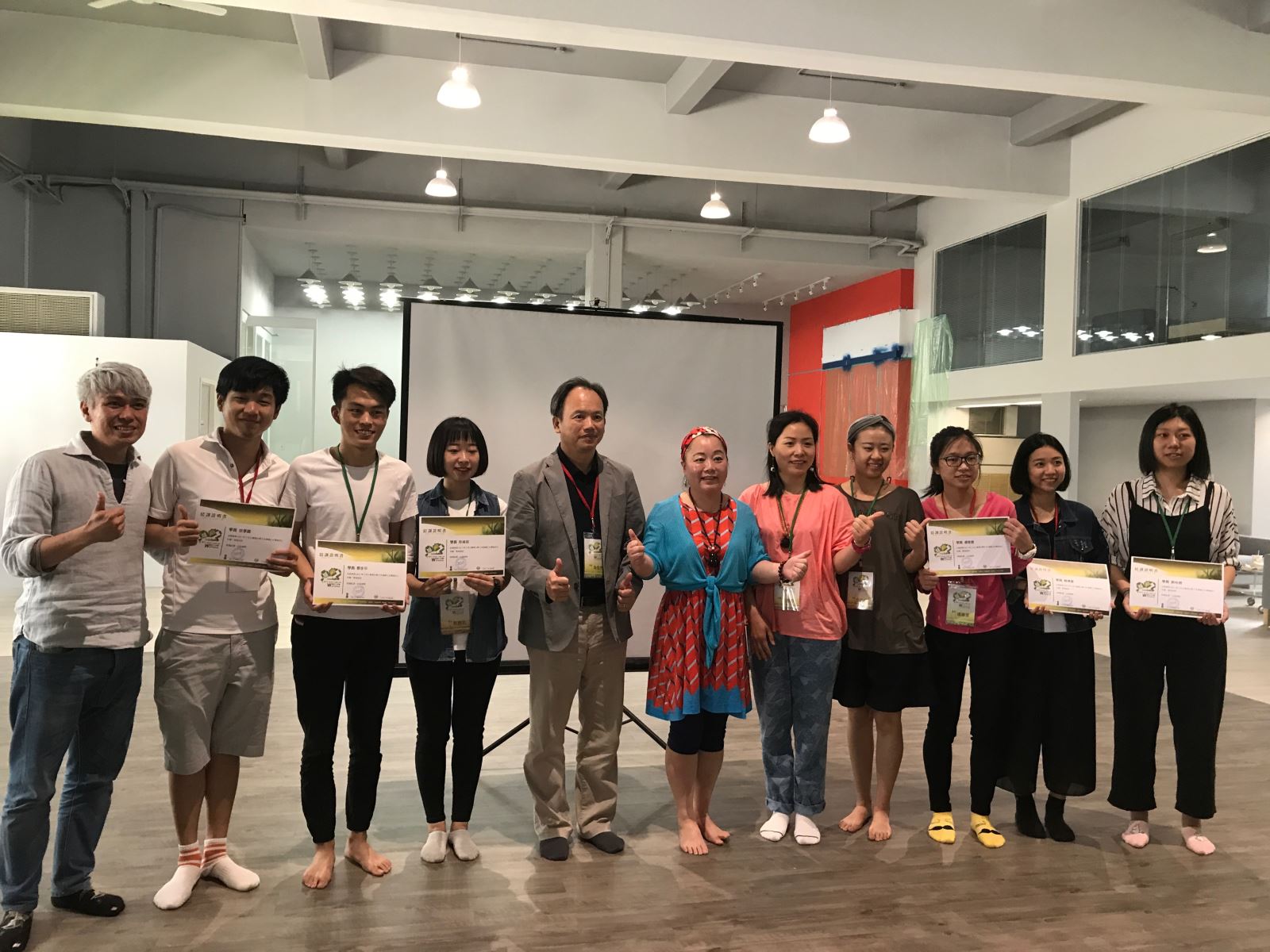 設計工作營成果發表與證書發放,同學們開心合照。