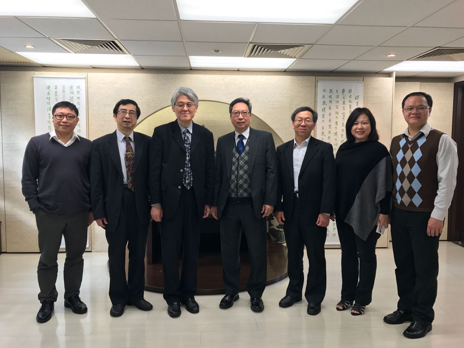 高柏園校長等師長拜會佛教葉紀南紀念中學郭民亮校長(中)（香港佛教聯合會會屬中學校長會主席）。