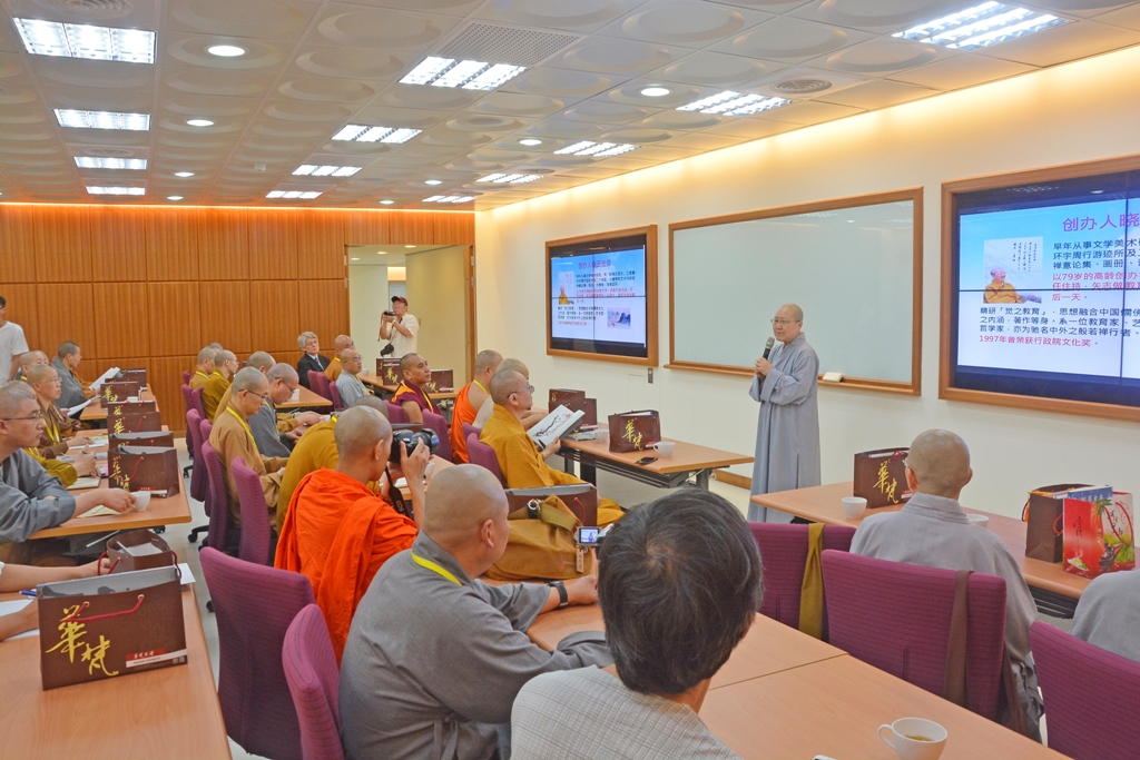 中國佛教協會教育考察團一行30餘位法師,在中國佛教協會副會長宗性法師率領下,於106年5月30日蒞校交流參訪,華梵大學前校長隆迅法師介紹創辦人曉雲法師。