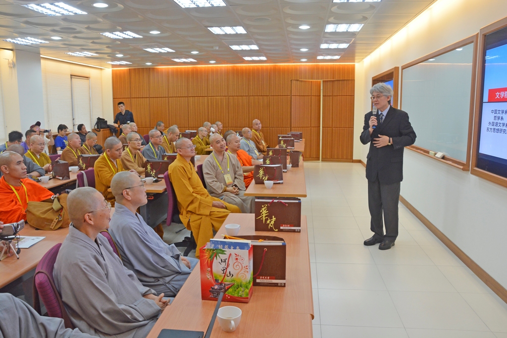 高柏園校長簡報華梵大學概況。