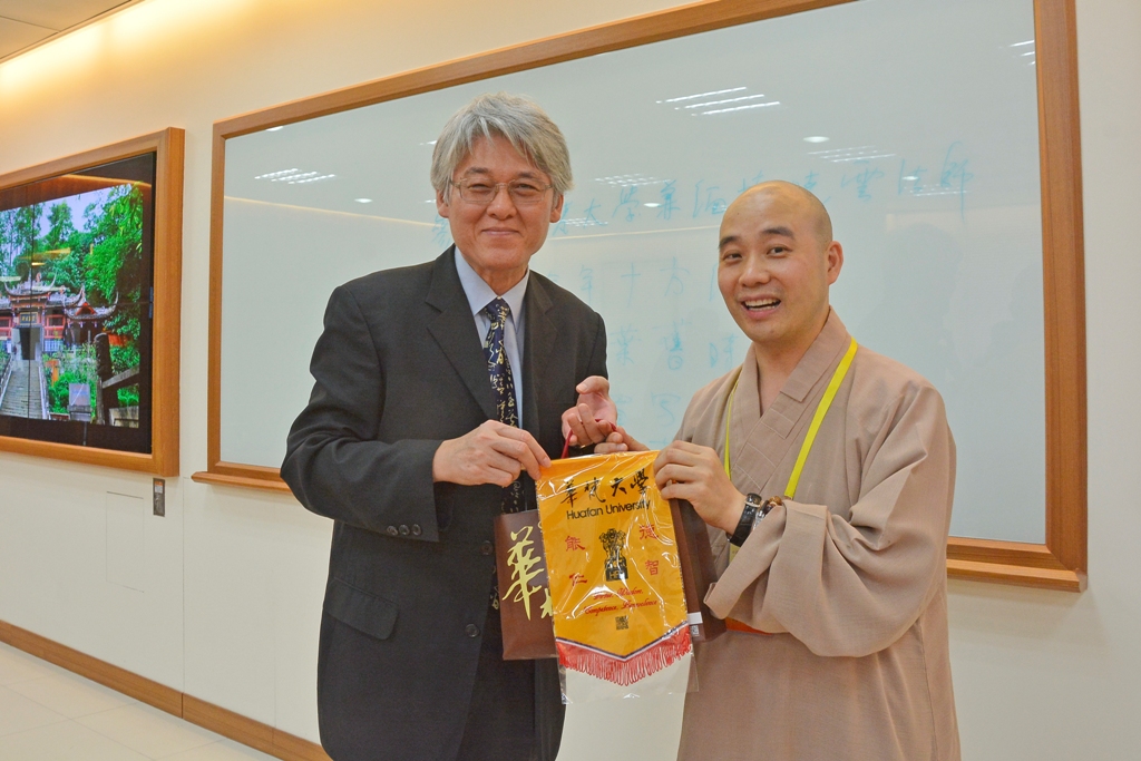 華梵大學高柏園校長(左)致贈紀念品與中國佛教協會副會長宗性法師(右)。