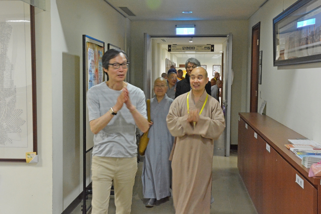 佛教學系林煌洲主任導覽中國佛教協會教育考察團參觀佛教學系。