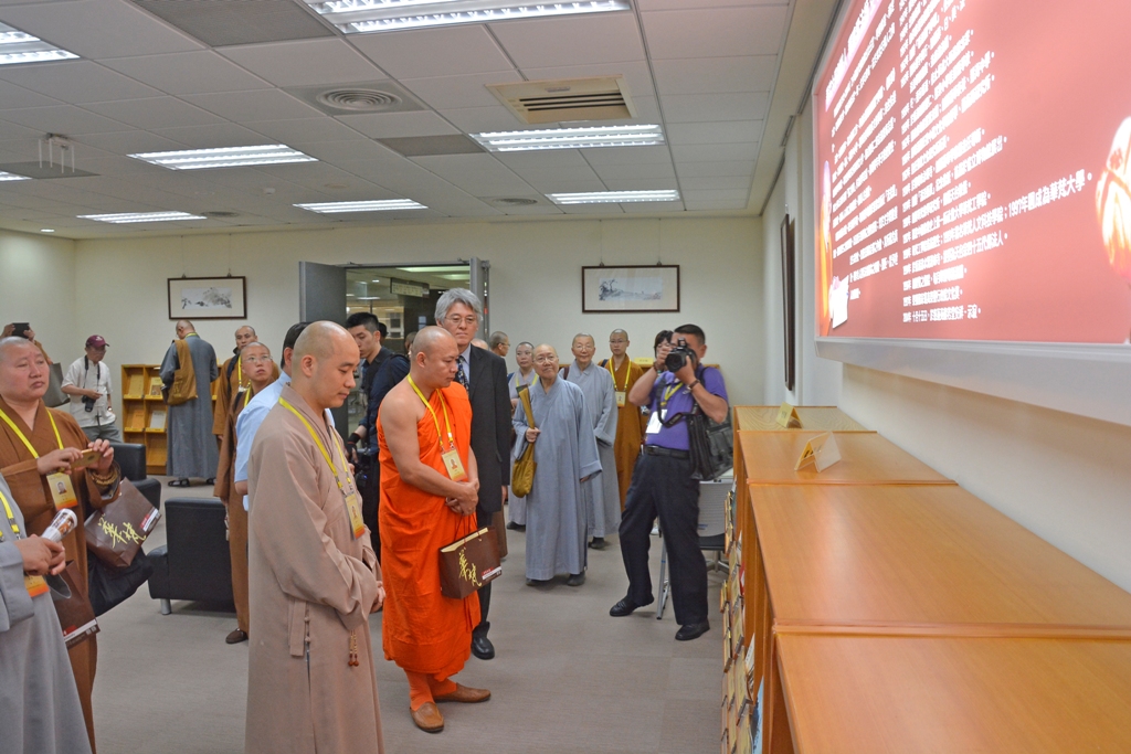 高校長等師長陪同中國佛教協會教育考察團參觀圖書館創辦人曉雲導師著作區。