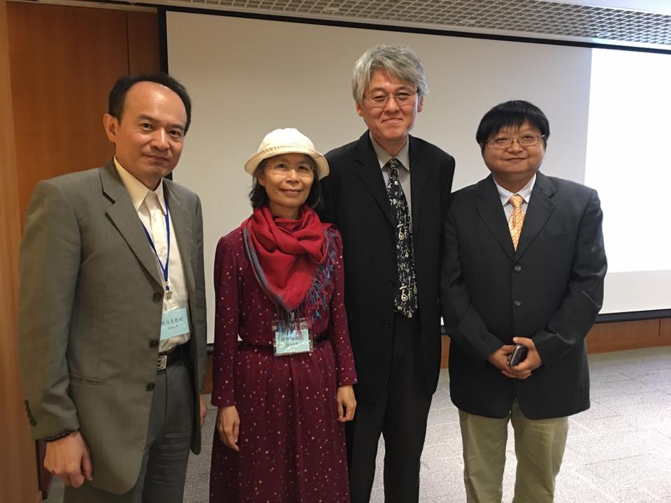 高柏園校長率隊哲學系陳振崑老師(左一)、中文系林碧玲老師(左二)、王隆升老師(右一)參加2017年5月24日至26日在香港中文大學舉辦的「文化理性之批判與哲學理性之辯護──勞思光教授九十冥壽學術會議」。