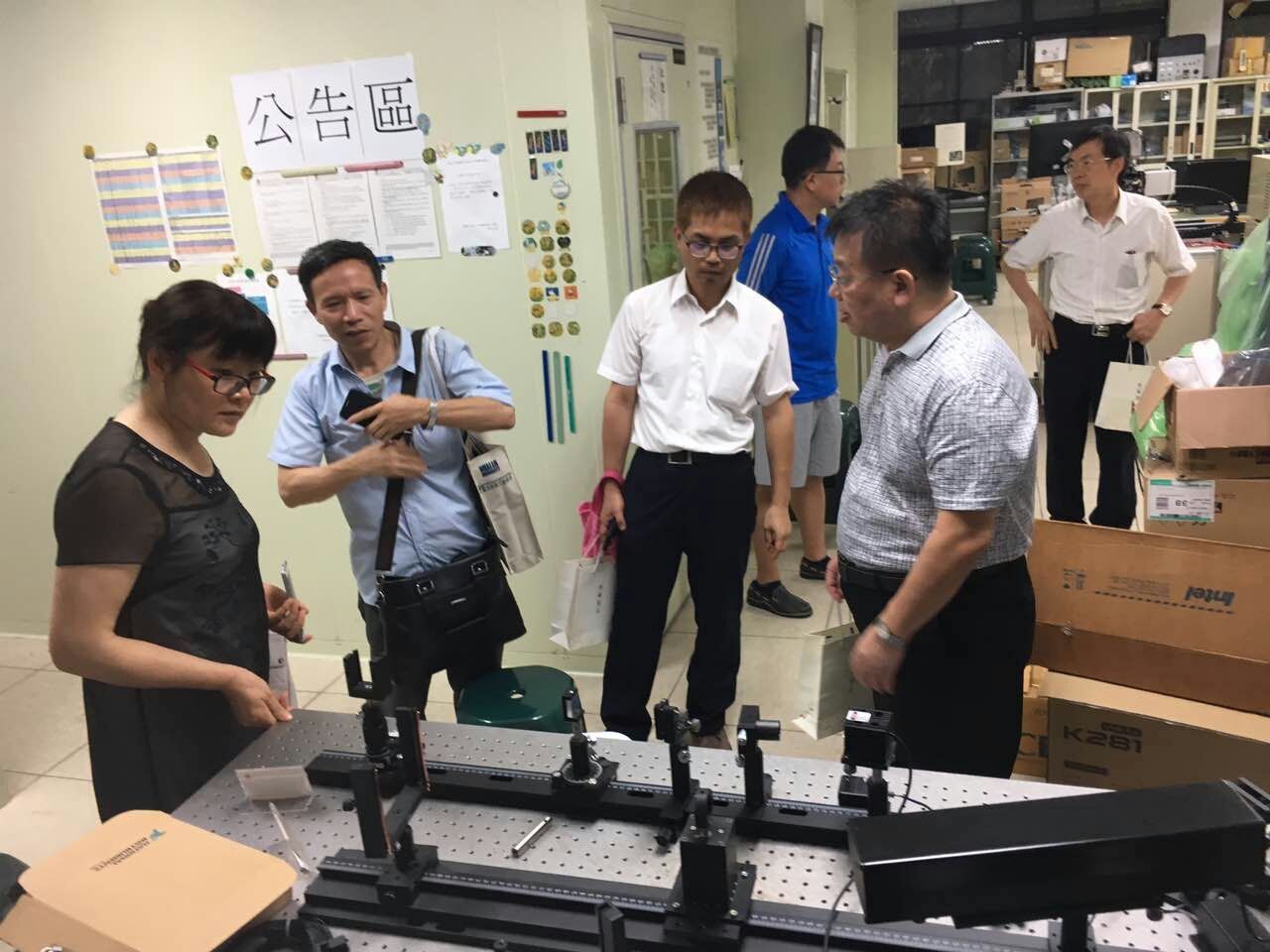 參觀機電工程學系實驗室，參訪者反應熱絡
