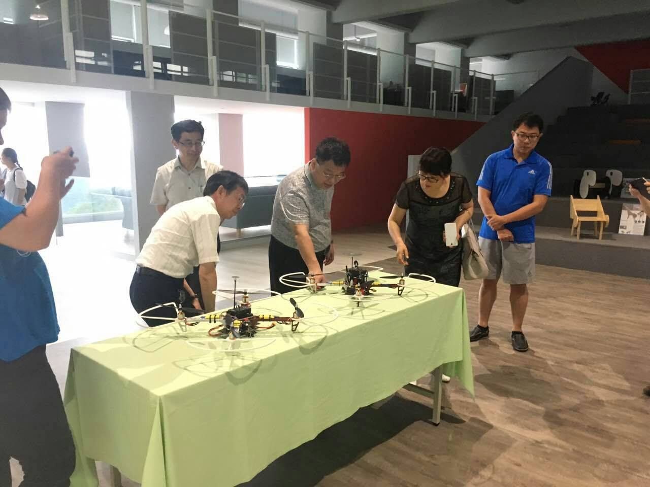 參觀創新實作中心展示的無人機。