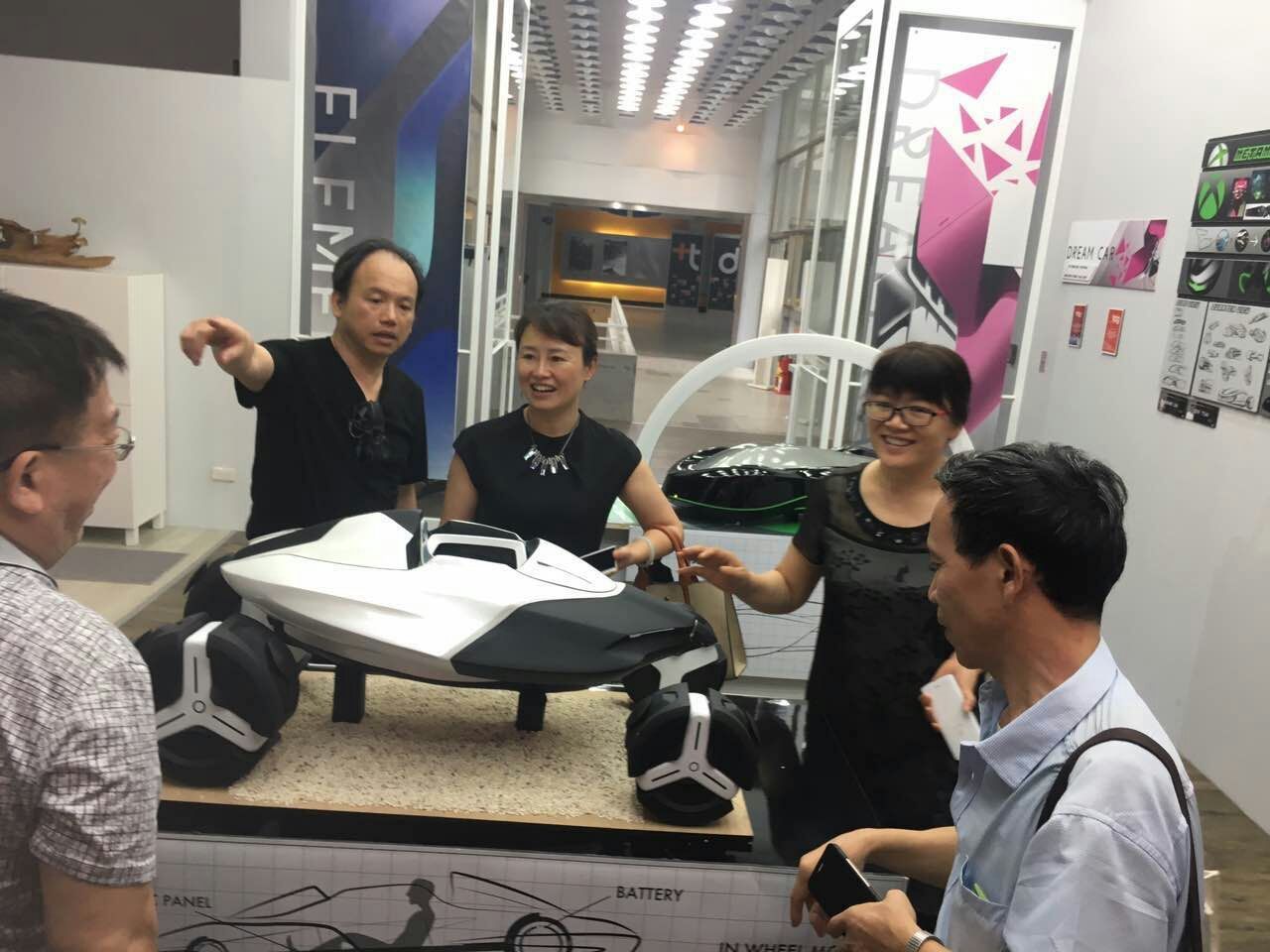 參觀工業設計學系交通工具設計組於創新實作中心展示的的交通工具模型。