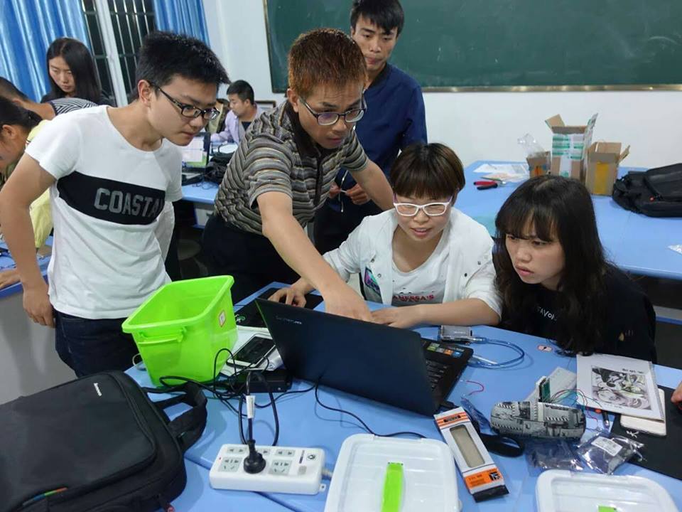 電子工程學系陳淮義教授「光電工程創意應用設計」上課情形。