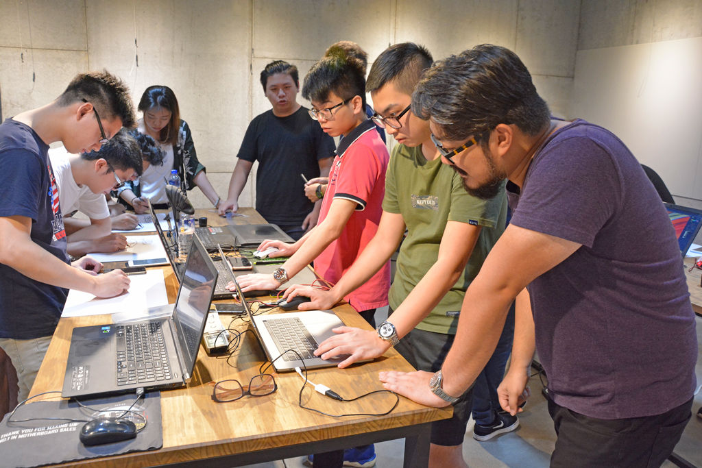 華梵大學工業設計學系交通工具設計組同學沒有暑假,全力衝刺,準備9月上海參展。