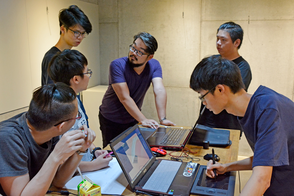 華梵大學工業設計學系交通工具設計組同學與李聖恩老師討論。