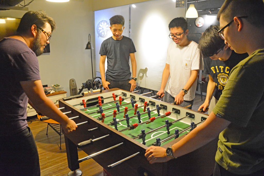 紓壓的活動,桌上足球,老師與學生玩成一片。