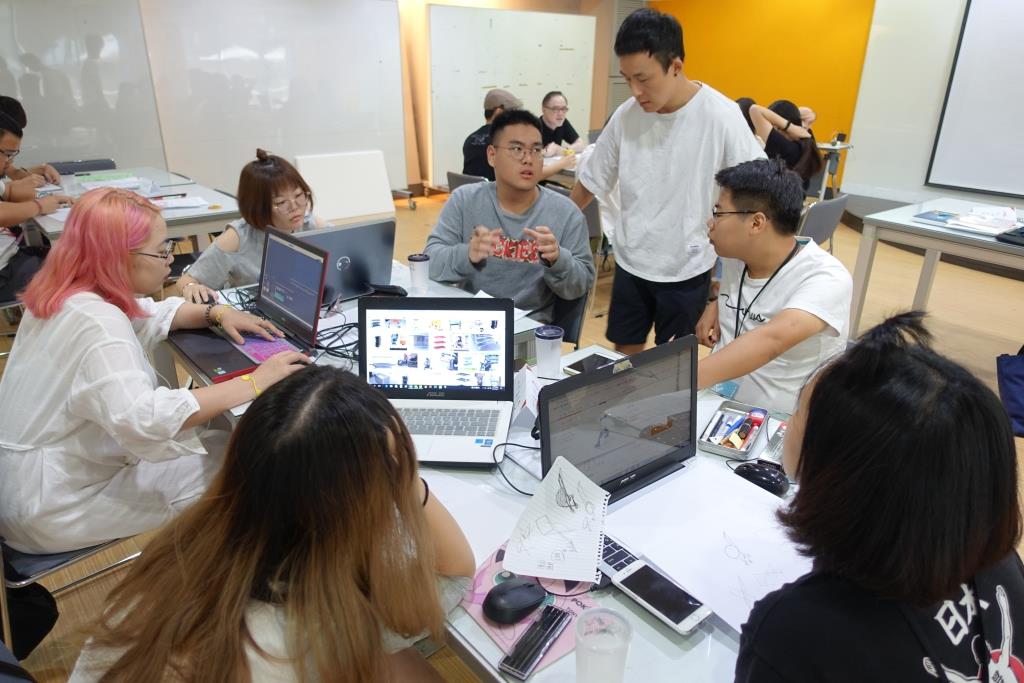 上海工藝美術職業學院王斌貝老師對同學進行指導與討論。