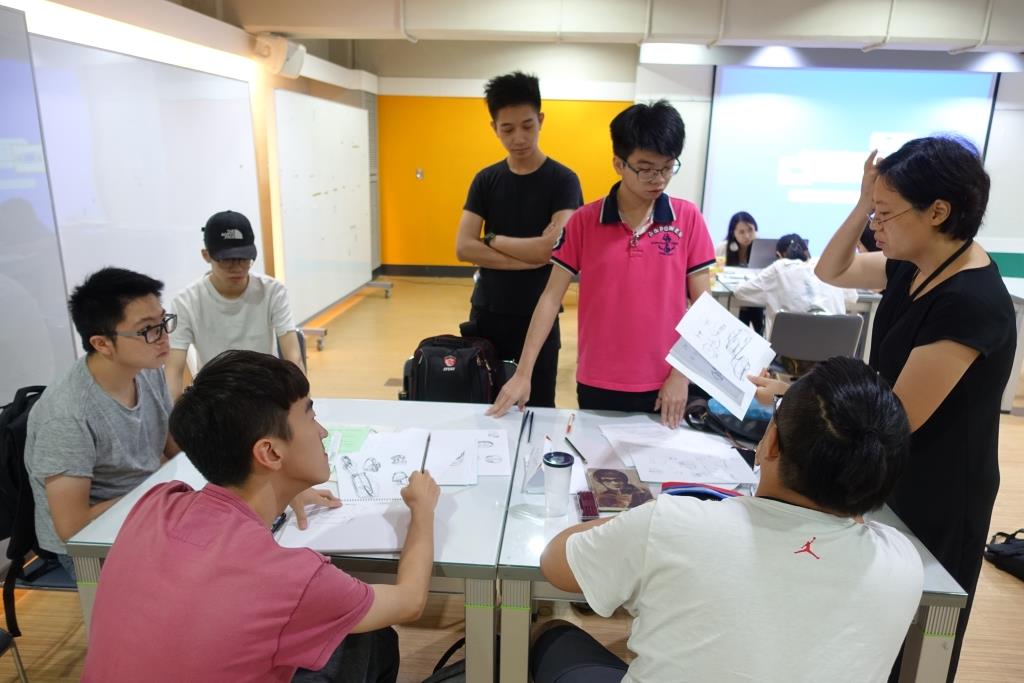 上海工藝美術職業學院邱秀梅老師對同學進行指導與討論。