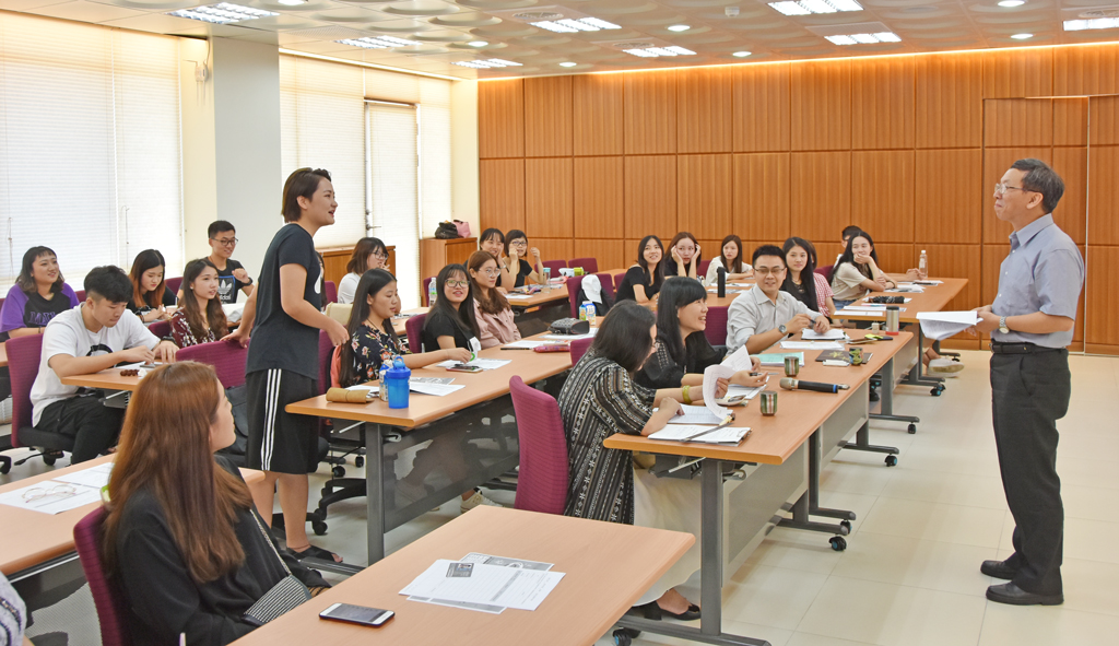 106年9月12日舉辦國際交換生歡迎會，由簡江儒主任秘書主持。