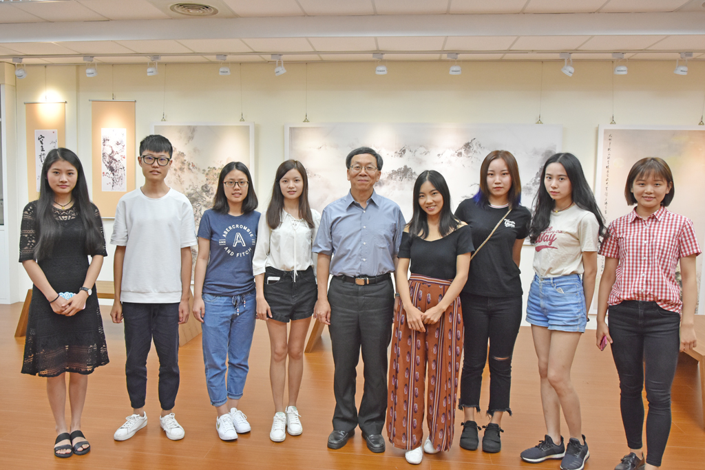 (左至右)四川美術學院胡瑞宸、王智弘、蘇穎然、譚小花、秦琳、關茗兮、王皖玓、陳婉琦同學與簡江儒主任秘書(中)合影。