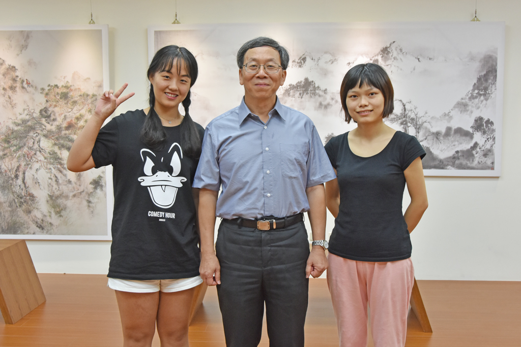 簡江儒主任秘書(中)與四川外國語大學李玉鵬(左)、余曌同學(右)合影。