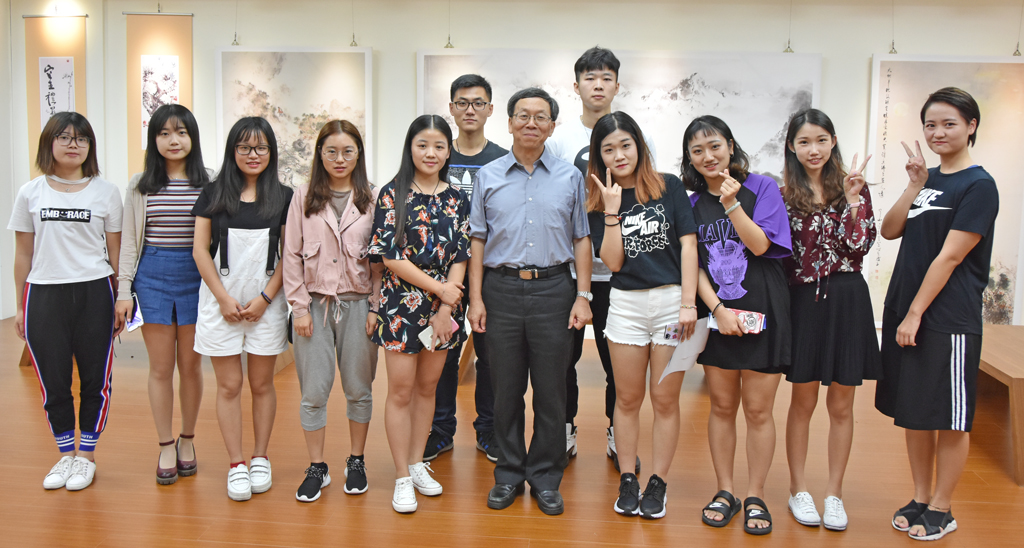 (左至右)南京曉莊學院顧嘉琪、李玥、劉曉晴、馮宇、史楠楠、嚴家其、王可凡、顧藝、常雯、高雨佳、時雨同學與簡江儒主任秘書(中)合影。