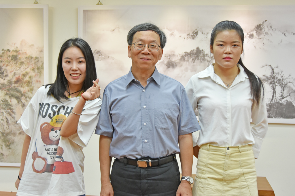 簡江儒主任秘書(中)與南京工業職業技術學院王晨露(左)、張芹同學(右)合影。